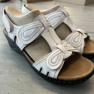 Clarks White Lexi Open Toe Stitched Bow Leather Sandal Sz 9.5